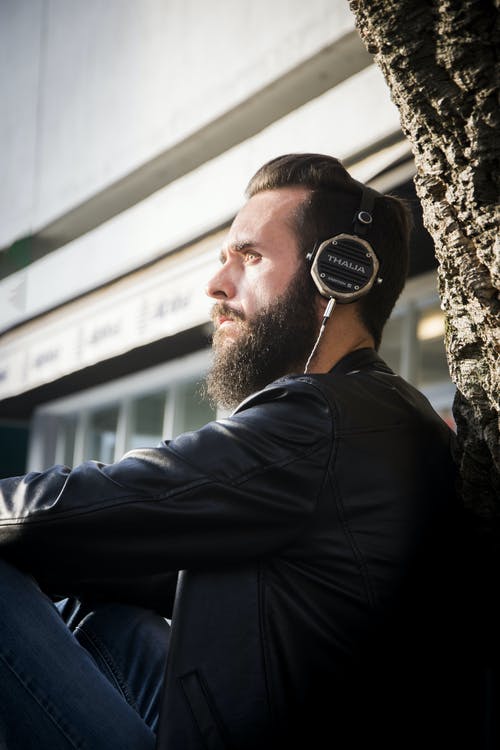 黑夹克与耳机的男人 · 免费素材图片