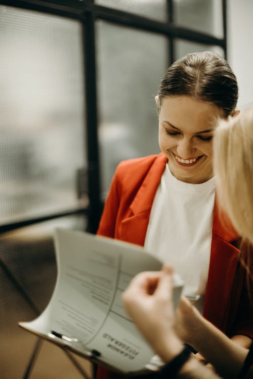 穿橙色外套的女人的照片 · 免费素材图片