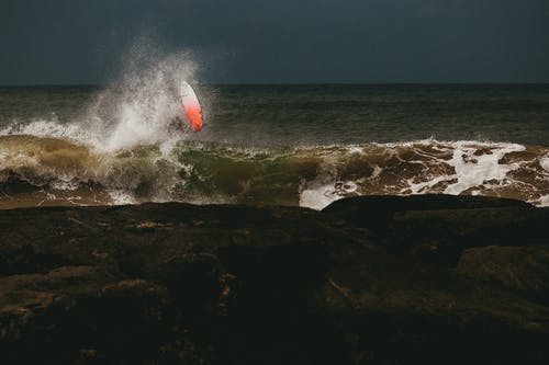 海浪在岸边的岩石上崩溃 · 免费素材图片