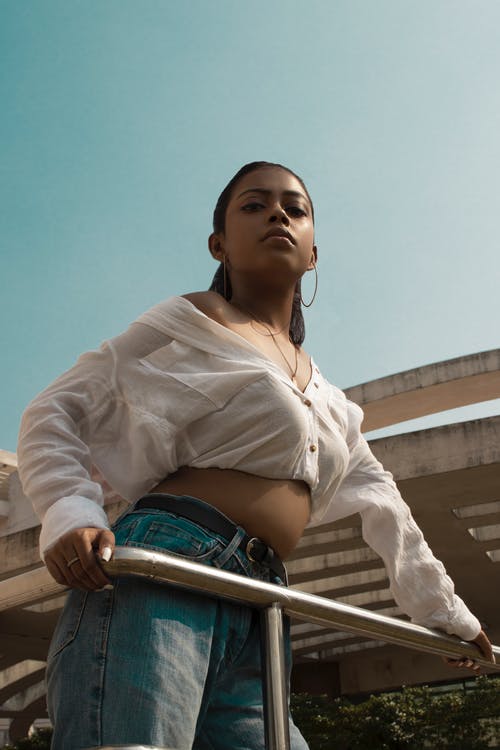 女人靠在扶手上的照片 · 免费素材图片