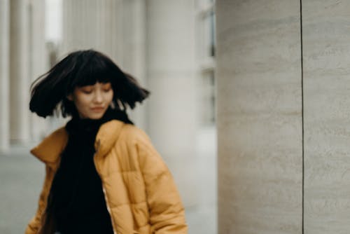 芥末黄泡泡夹克与她的眼睛合影的女人的选择性聚焦照片 · 免费素材图片