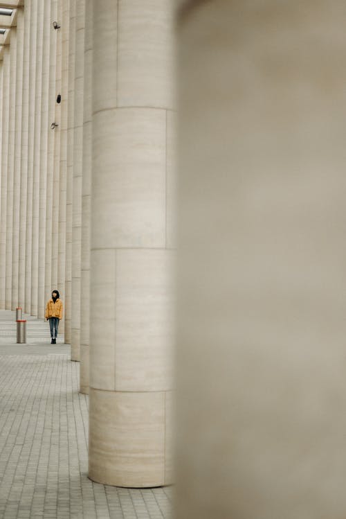 女人穿着黄色外套 · 免费素材图片