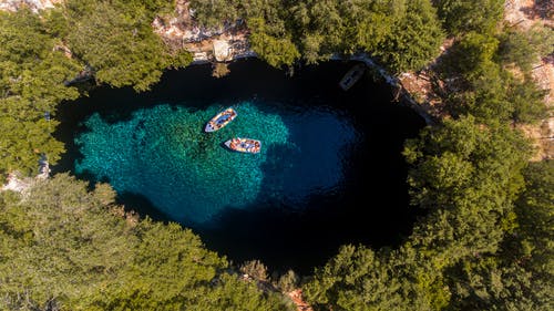 两艘船在水面上 · 免费素材图片