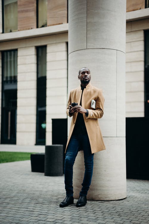 男子斜倚在列上 · 免费素材图片