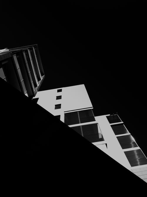 建筑物的单色照片 · 免费素材图片