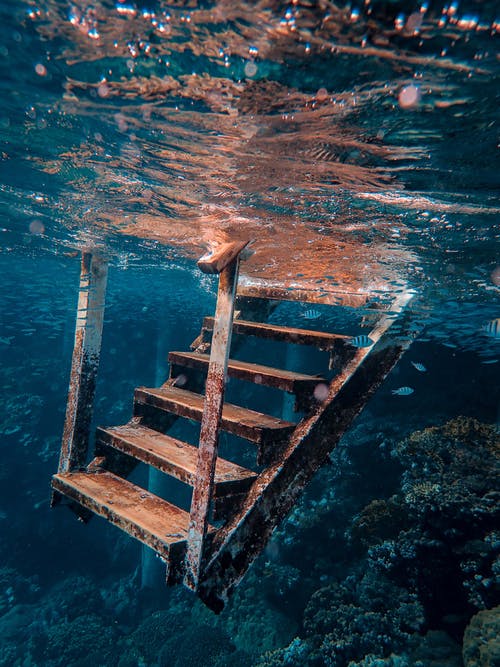 水下金属楼梯 · 免费素材图片