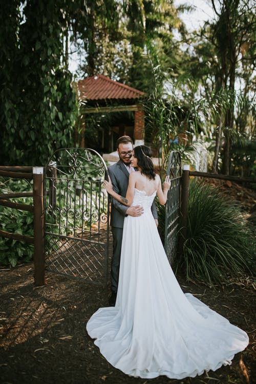 新郎和桥站在门附近 · 免费素材图片