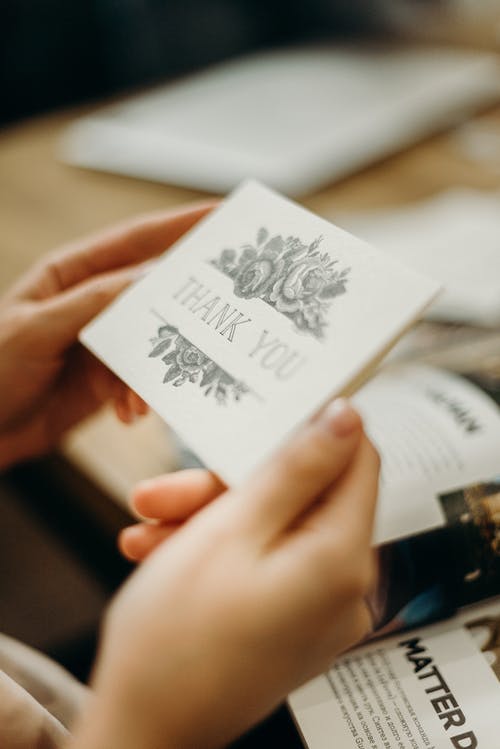 持灰色和金色卡的人 · 免费素材图片