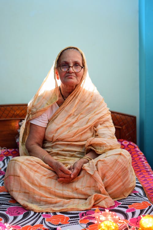 坐在床上的女人 · 免费素材图片