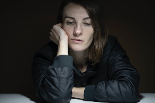 黑夹克的女人 · 免费素材图片