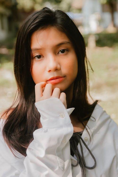 女人穿着白色礼服衬衫 · 免费素材图片