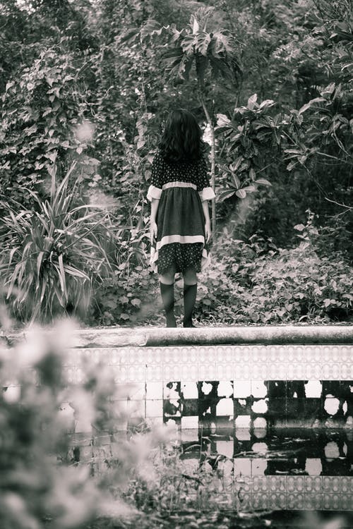 黑色礼服站在墙上的女人 · 免费素材图片