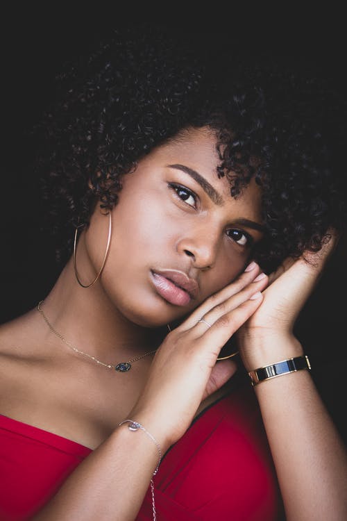 红顶构成的女人的特写照片 · 免费素材图片