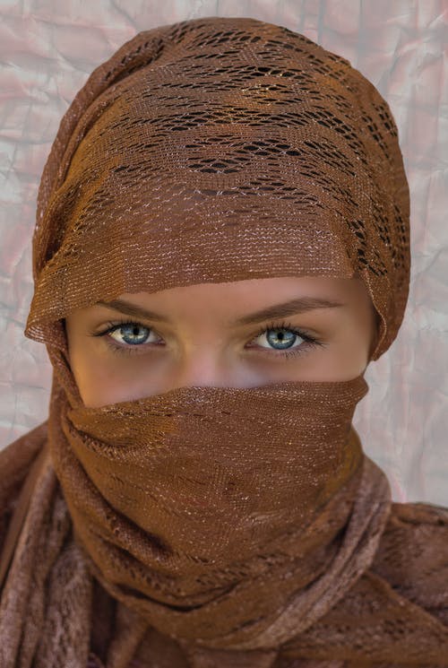 穿棕色头巾的女人的照片 · 免费素材图片