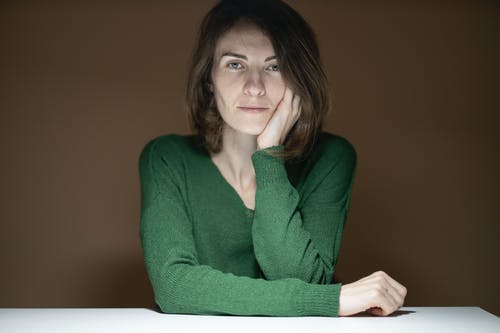 女人穿着绿色的长袖衬衫 · 免费素材图片