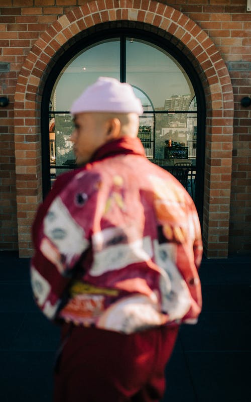 穿粉色，白色和红色夹克的男人 · 免费素材图片