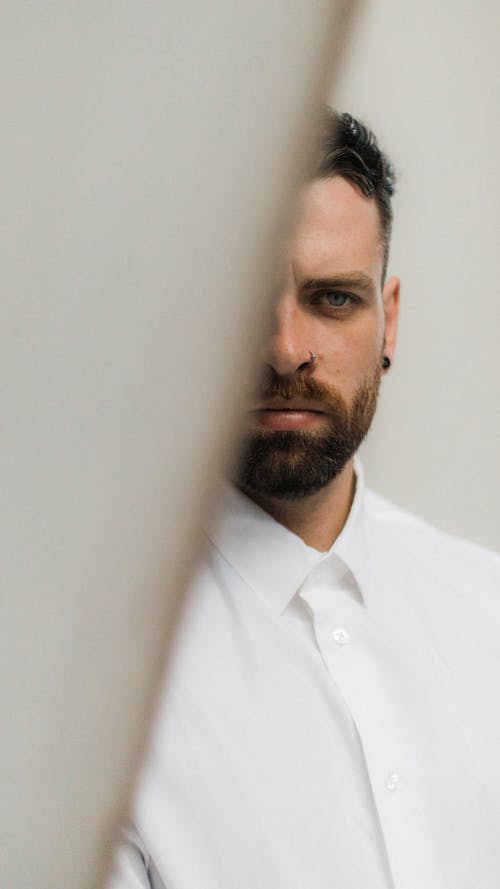 男子身穿白色纽扣衬衫 · 免费素材图片