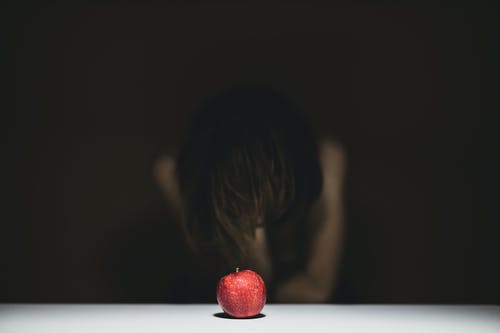 坐在苹果前的女人 · 免费素材图片