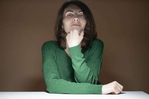 绿色毛衣的女人 · 免费素材图片