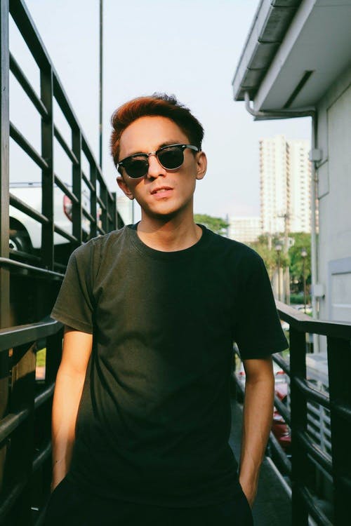 黑色太阳镜和圆领t恤的男人 · 免费素材图片