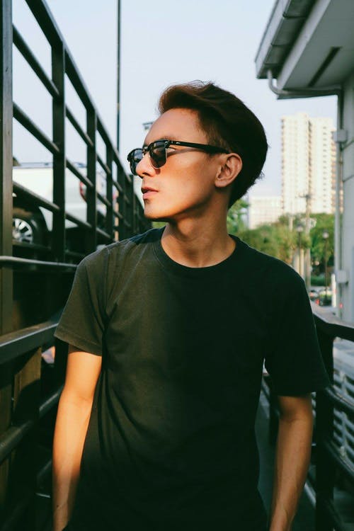 侧身看的男人 · 免费素材图片