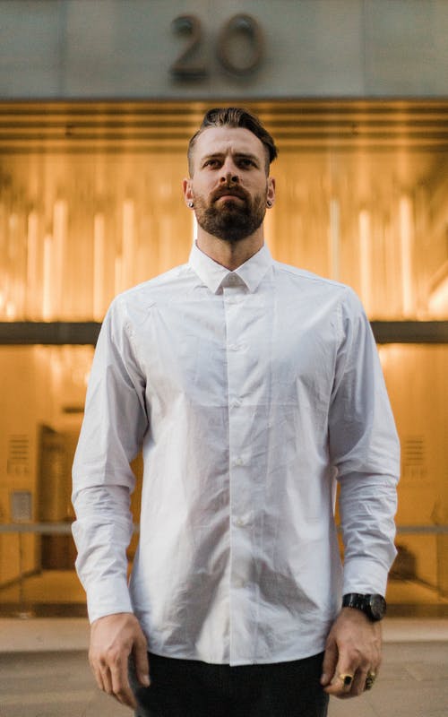 白色礼服衬衫摆在男人的选择性聚焦照片 · 免费素材图片