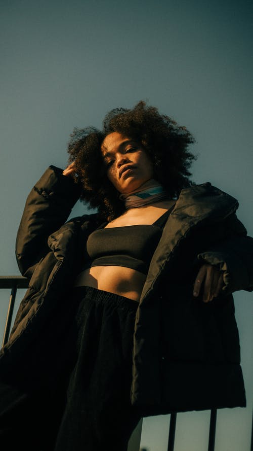 穿黑衣服的女人 · 免费素材图片