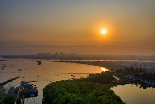 黄金时段的城市景观鸟瞰图 · 免费素材图片