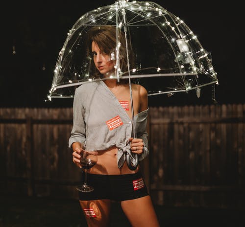 拿着玻璃酒的妇女照片 · 免费素材图片