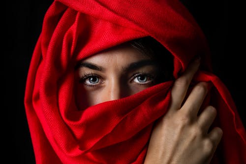 被红色头巾覆盖的人的照片 · 免费素材图片