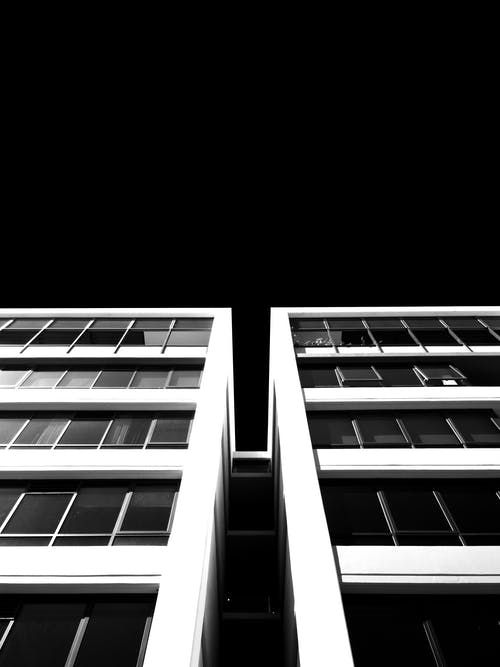 多层建筑物的单色照片 · 免费素材图片
