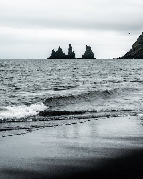 海浪的灰度照片 · 免费素材图片