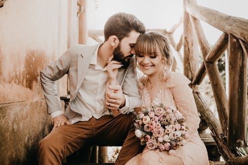 几个坐在楼梯上 · 免费素材图片