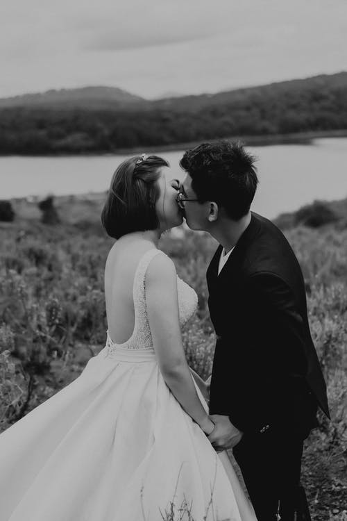 人们互相亲吻的单色照片 · 免费素材图片