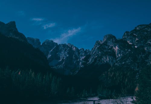 落基山脉在蓝蓝的天空下 · 免费素材图片