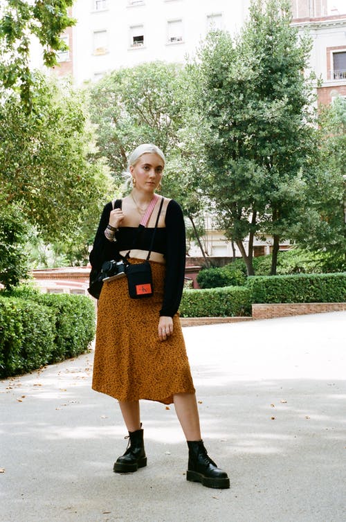 穿棕色裙子的女人的照片 · 免费素材图片