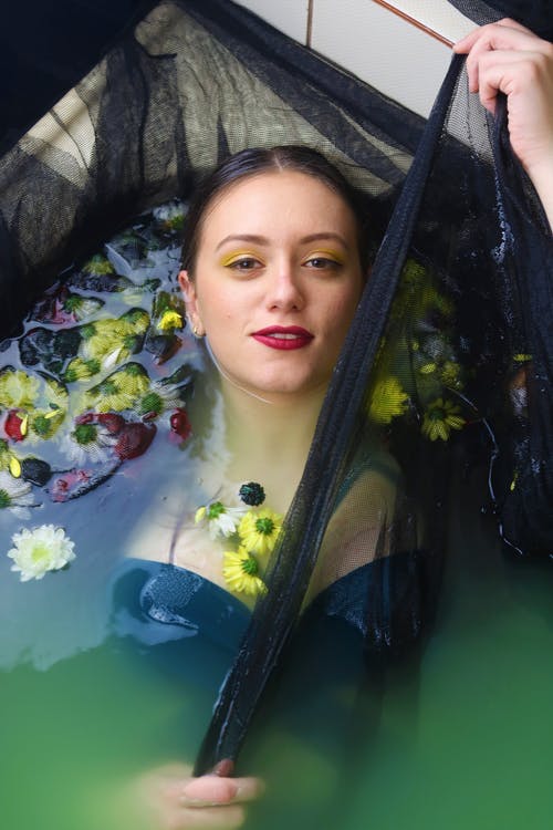 躺在水面上的女人 · 免费素材图片