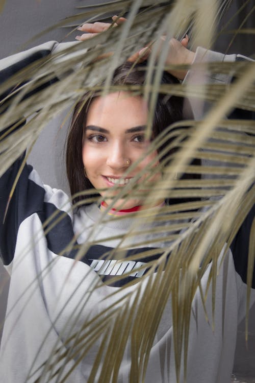 女人站在植物附近的照片 · 免费素材图片