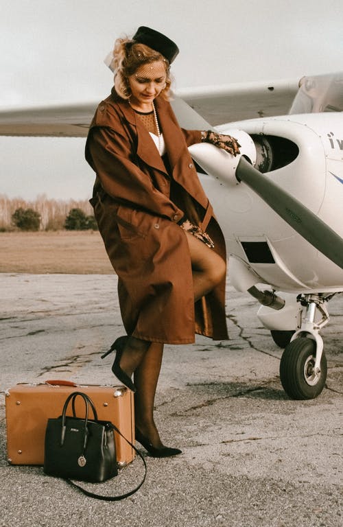 女人站在飞机附近 · 免费素材图片
