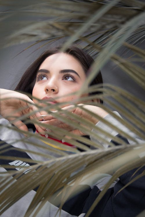 女人站在植物附近的照片 · 免费素材图片