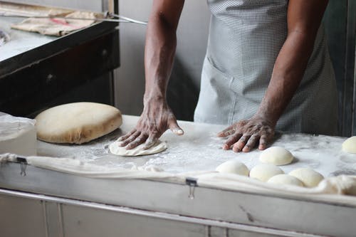 男子准备面包面团 · 免费素材图片