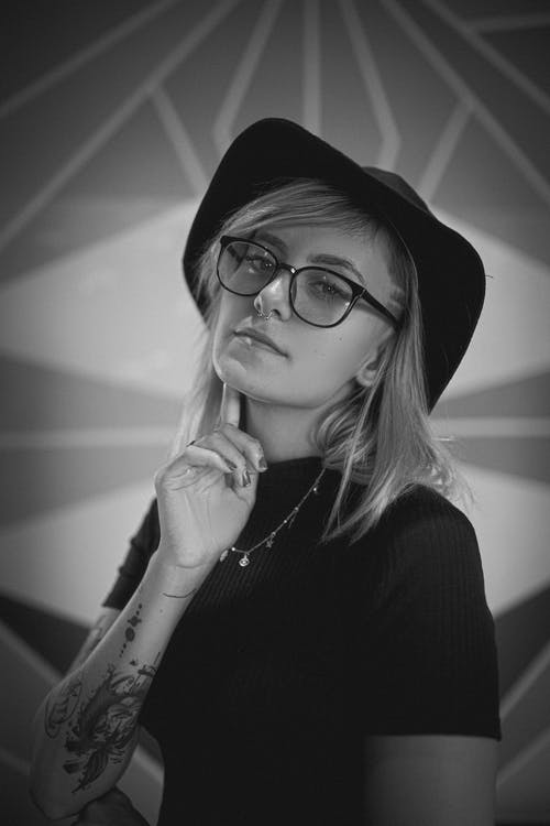 女人戴眼镜的照片 · 免费素材图片