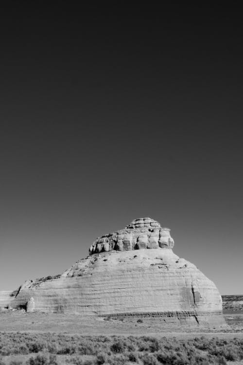 岩层的单色照片 · 免费素材图片