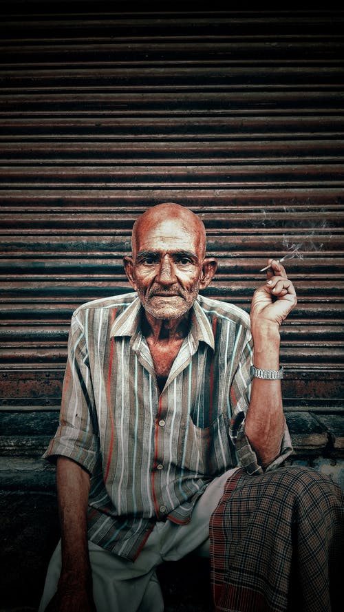 一位老人抽雪茄的照片 · 免费素材图片