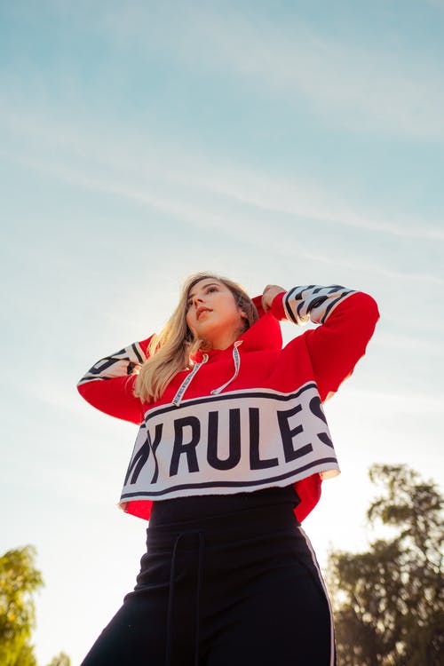 女人穿着连帽衫的照片 · 免费素材图片