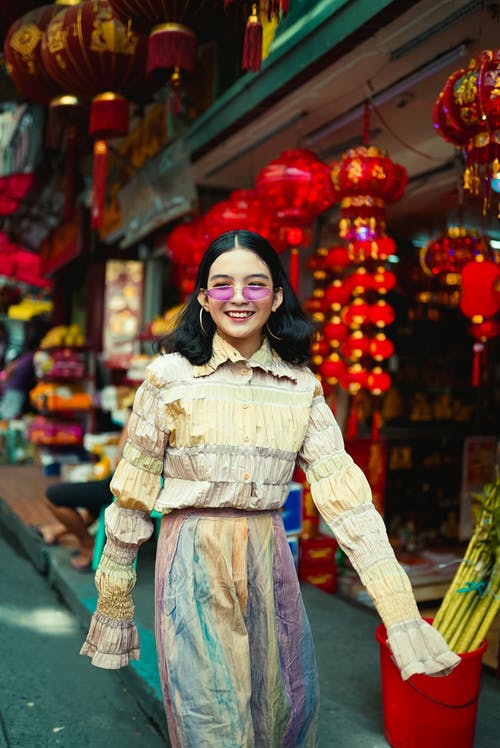 戴着紫色太阳镜的女人的照片 · 免费素材图片