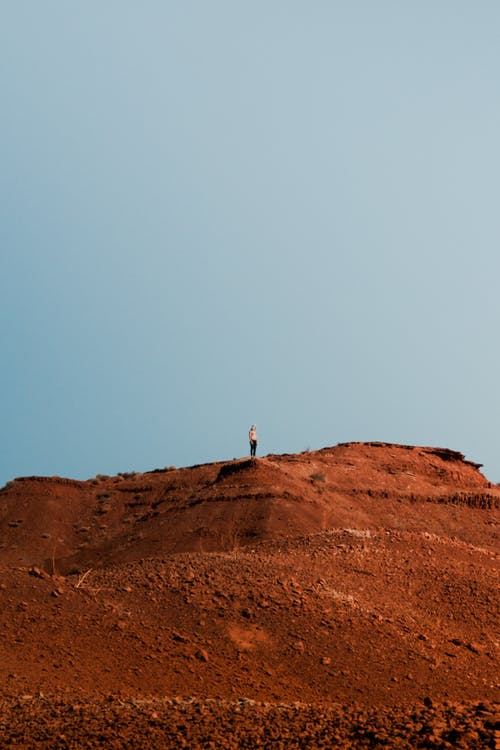 男子站在山上 · 免费素材图片