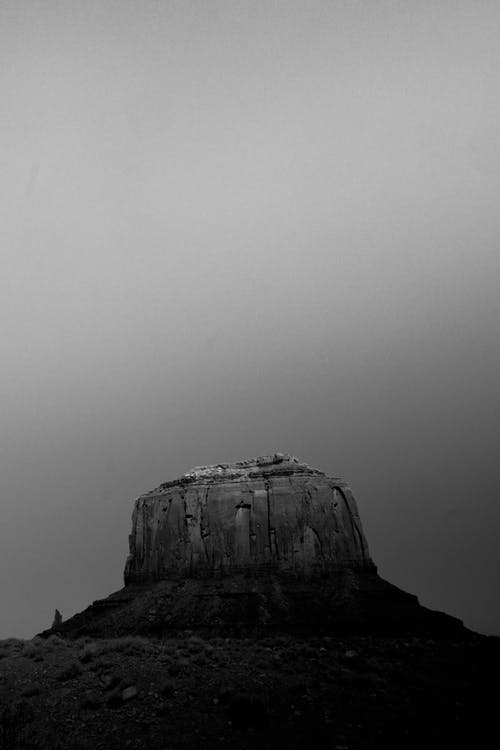 白天岩石的单色照片 · 免费素材图片