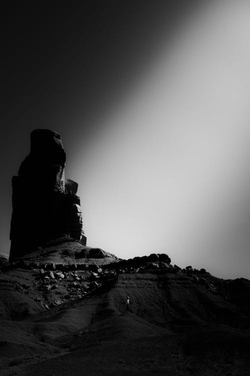 岩层的单色照片 · 免费素材图片