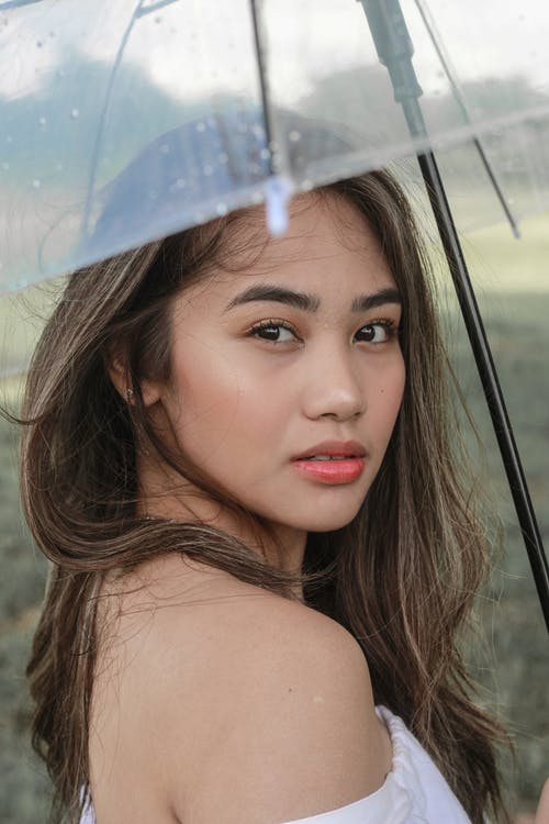 女人拿着伞的照片 · 免费素材图片